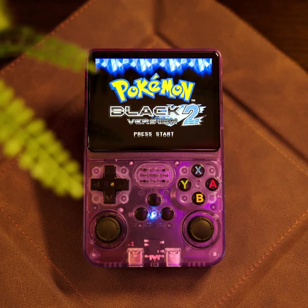 Consola retro portátil R36S distribuidor oficial Argentina mostrando juegos clásicos de Mario y Pokémon en pantalla IPS